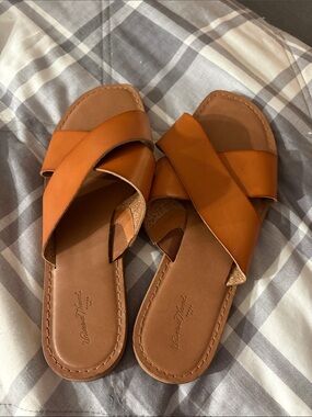 Universal Thread Size 9 Tan Leather Sandals
